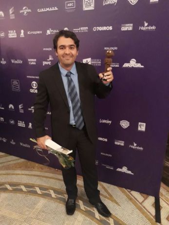Flávio Gomes, professor do IFG, ao receber o prêmio