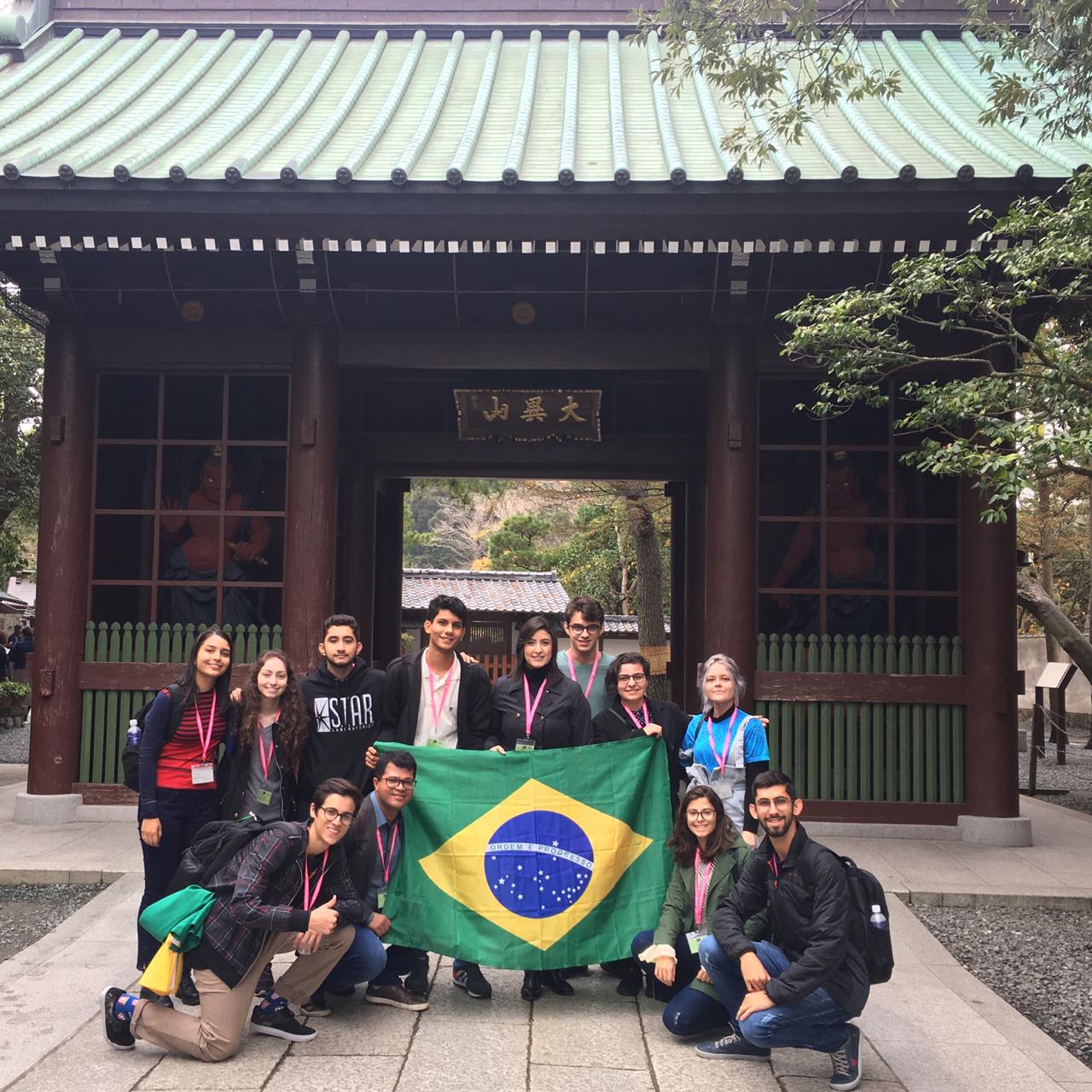 Professora Ana Paula (ao centro) e outros integrantes visitam os sítios históricos de Kamakura Professora Ana Paula (ao centro) e outros integrantes visitam os sítios históricos de Kamakura