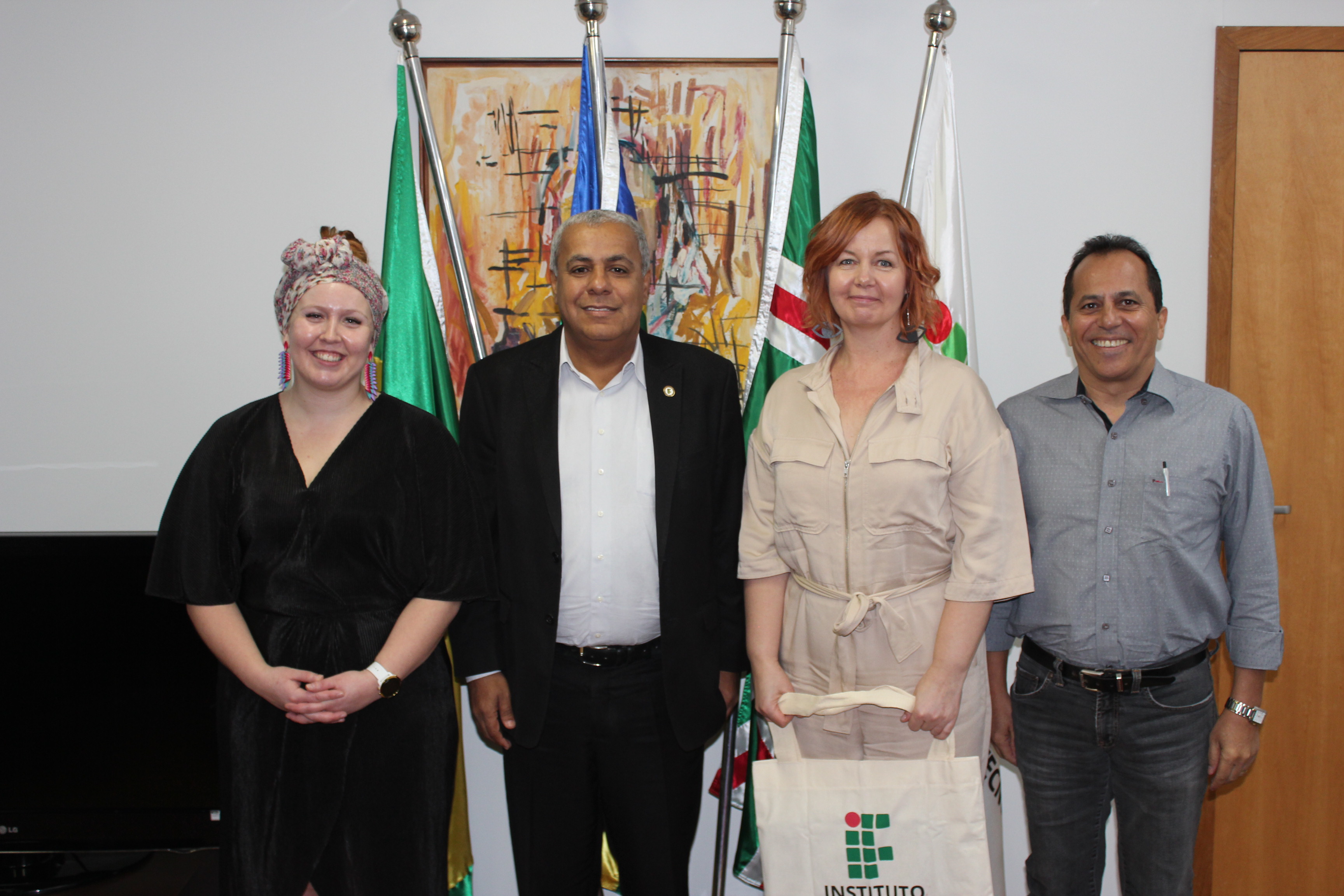 Professoras finlandesas, Tiina Koskiranta e Sanna Tahlo, são recepcionadas pelo reitor do IFG, professor Jerônimo, e pelo cordenador do LAPASSION, Ruberley Rodrigues